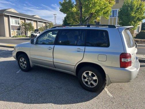Silver 2005 Toyota Highlander Base
