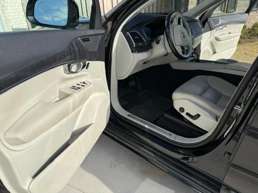 2020 Volvo XC90 T5 Momentum