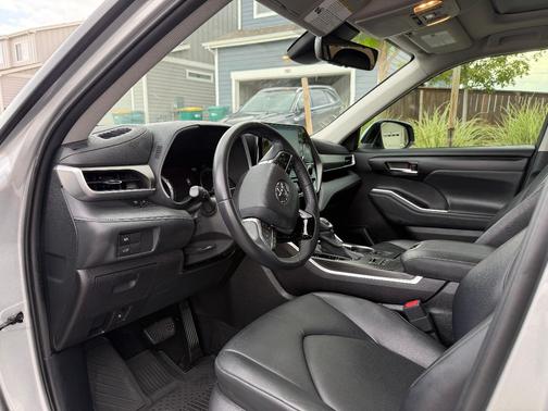 Silver 2020 Toyota Highlander XLE