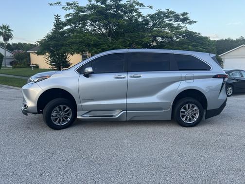 2025 Toyota Sienna XLE