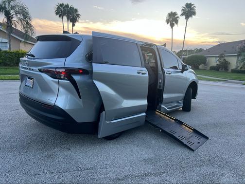 2025 Toyota Sienna XLE