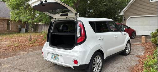White 2018 Kia Soul +