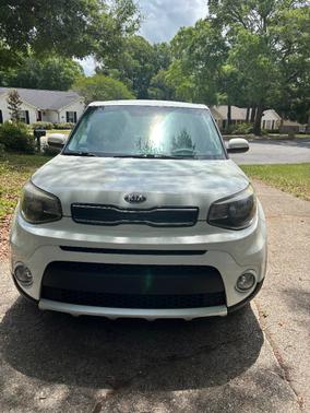 White 2018 Kia Soul +