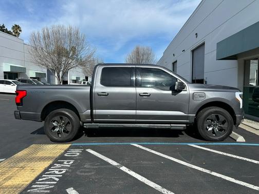 2022 Ford F-150 Lightning LARIAT