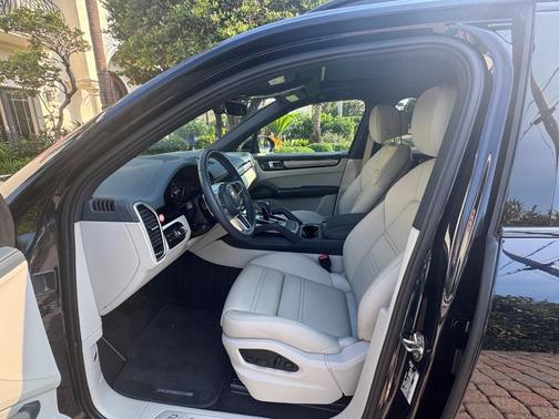 Blue 2023 Porsche Cayenne Cayenne Platinum Edition