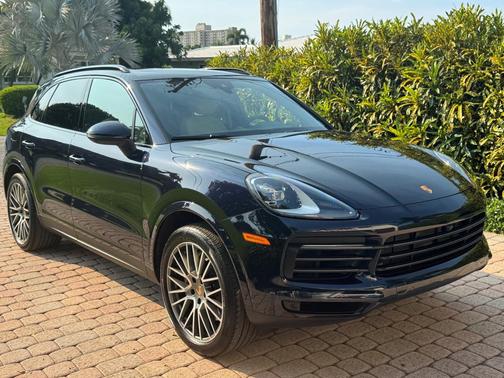 Blue 2023 Porsche Cayenne Cayenne Platinum Edition