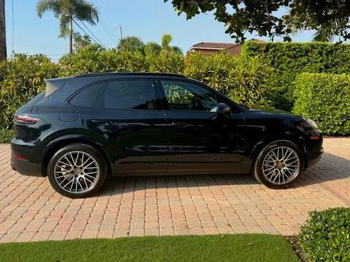 Blue 2023 Porsche Cayenne Cayenne Platinum Edition