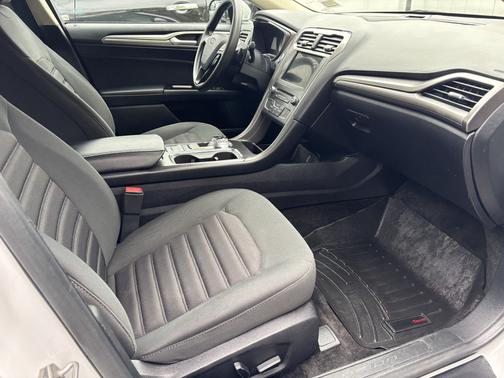 White 2017 Ford Fusion SE