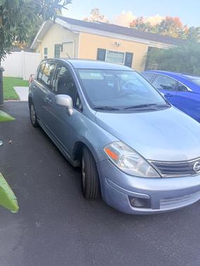 Blue 2011 Nissan Versa 1.8 SL