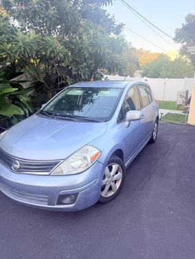 Blue 2011 Nissan Versa 1.8 SL