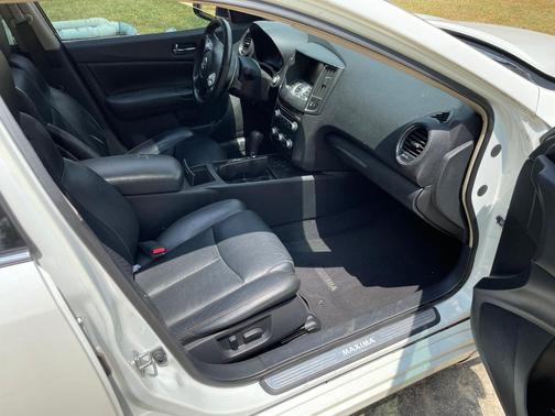 White 2014 Nissan Maxima SV