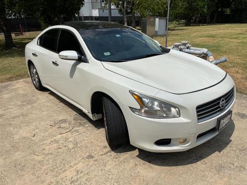 White 2014 Nissan Maxima SV