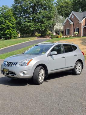 Silver 2011 Nissan Rogue SV