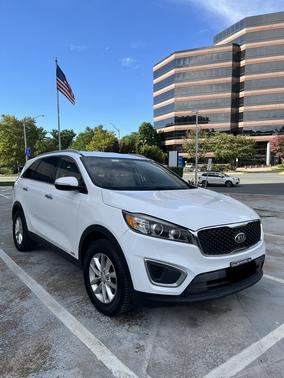 White 2017 Kia Sorento LX