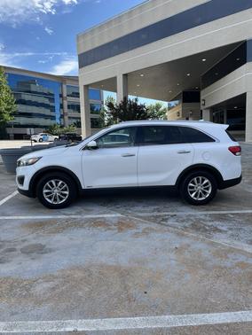 White 2017 Kia Sorento LX