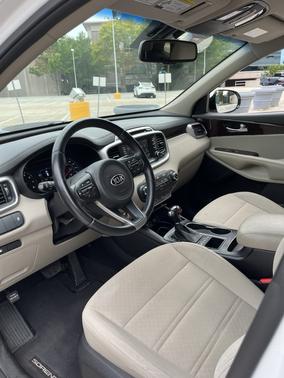 White 2017 Kia Sorento LX