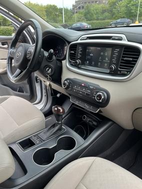 White 2017 Kia Sorento LX