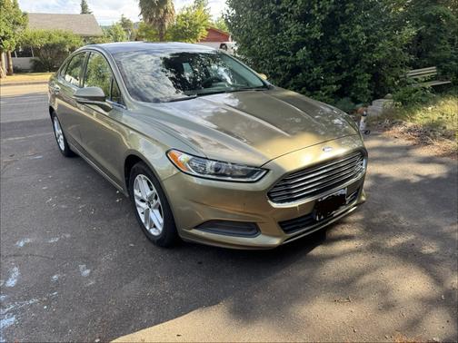 Green 2013 Ford Fusion SE