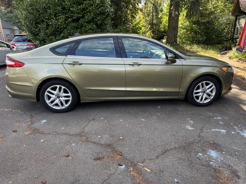 Green 2013 Ford Fusion SE