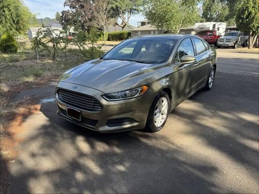 Green 2013 Ford Fusion SE