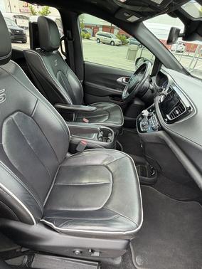 Black 2019 Chrysler Pacifica Hybrid Limited