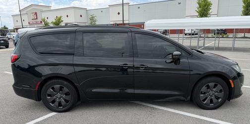 Black 2019 Chrysler Pacifica Hybrid Limited