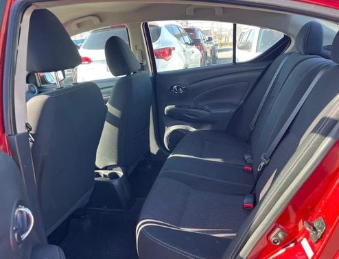 Red 2018 Nissan Versa 1.6 SV