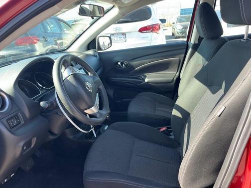 Red 2018 Nissan Versa 1.6 SV