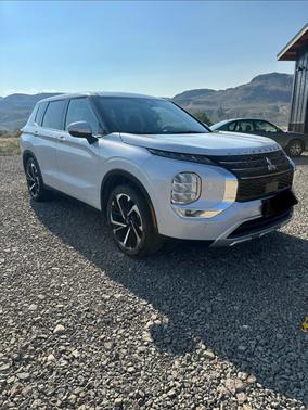 White 2024 Mitsubishi Outlander SE