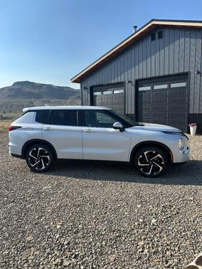 White 2024 Mitsubishi Outlander SE