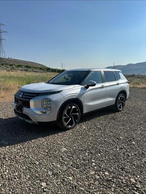 White 2024 Mitsubishi Outlander SE
