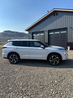 White 2024 Mitsubishi Outlander SE