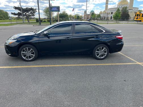 Black 2017 Toyota Camry SE