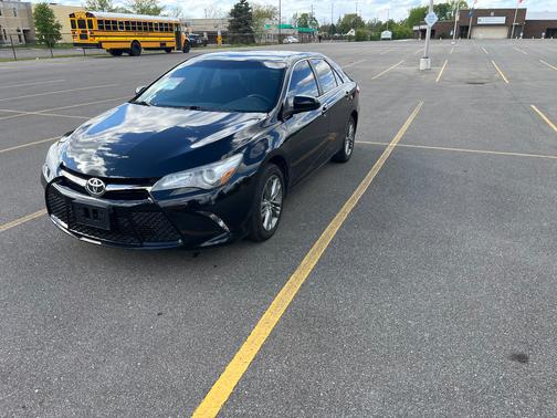 Black 2017 Toyota Camry SE