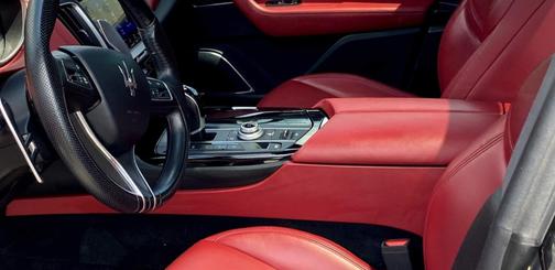 Photo 4 of 13 of 2017 Maserati Levante Base