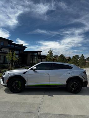 Silver 2025 Lamborghini Urus SE