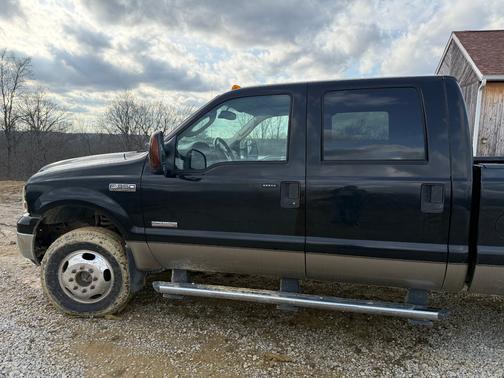 Black 2005 Ford F-350 Lariat Crew Cab Super Duty DRW
