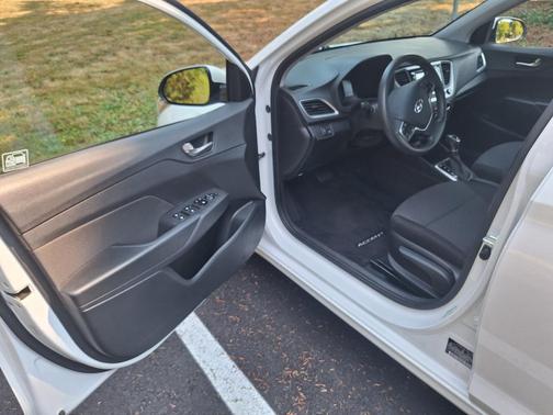White 2019 Hyundai Accent SE