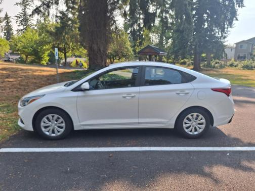 White 2019 Hyundai Accent SE