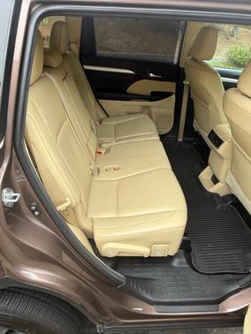 Brown 2018 Toyota Highlander XLE