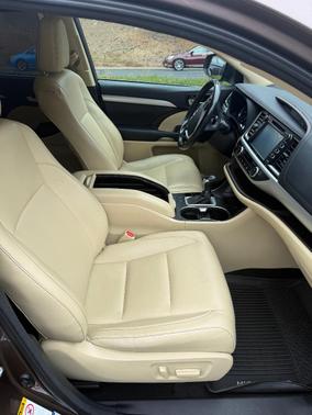 Brown 2018 Toyota Highlander XLE