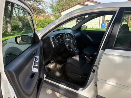 White 2008 Pontiac Vibe Base