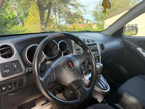 White 2008 Pontiac Vibe Base