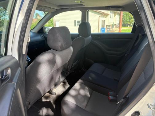 White 2008 Pontiac Vibe Base