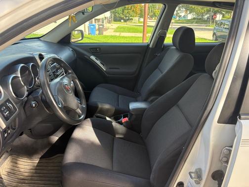 White 2008 Pontiac Vibe Base