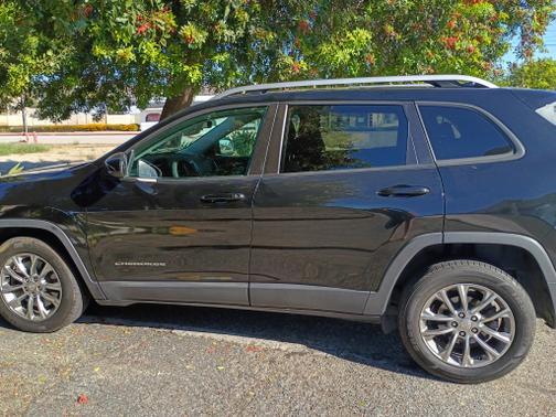 Black 2020 Jeep Cherokee Latitude