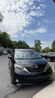 Black 2017 Toyota Sienna SE Premium