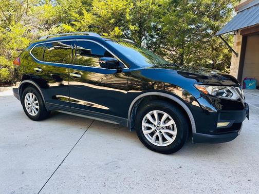 Black 2018 Nissan Rogue SV