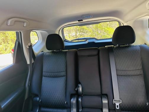 Black 2018 Nissan Rogue SV