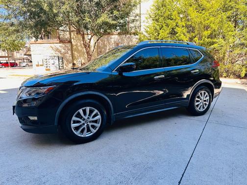 Black 2018 Nissan Rogue SV